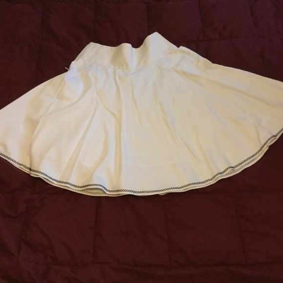 Adorable fun skirt! Must have! Very comfortable - Picture 4 of 4